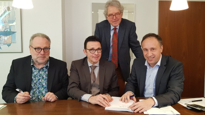 Hans-Peter Nießen (R.A.T.H.-Gruppe), Bürgermeister Prof. Dr. Christoph Landscheidt, Notar Dr. Dietmar Fischer, Achim Schmitz (R.A.T.H.-Gruppe) unterschreiben den Gesellschaftsvertrag