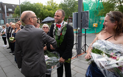1. Beigeordneter Dr. Christoph Müllmann übergibt die Kette des Schützekönig von Stefanie Poth an den neuen Schützenkönig Markus Nothofer