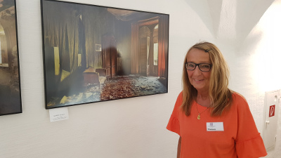Sibille Theisen betreut die Ausstellungen im Gewölbekeller