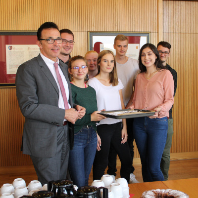 Bürgermeister Prof. Dr. Christoph Landscheidt und die Auszubildenden der Stadt beim Social Day 2019