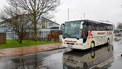 Busverkehr vor der Grundschule am Niersenberg