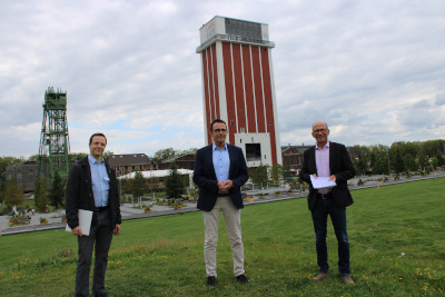 von links nach rechts: Dr. Martin Klüners (Stadtarchivar), Bürgermeister Prof. Dr. Christoph Landscheidt, 1. Beigeordneter und Kulturdezernent Dr. Christoph Müllmann auf dem Gelände der Landesgartenschau