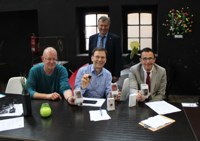 von links nach rechts: Martin Gehrt (IMST, Projektleiter), Dr. Peter Waldow (IMST, Geschäftsführer), Andreas Kaudelka (Geschäftsführer Stadtwerke Kamp-Lintfort, hinten stehend), Bürgermeister Prof. Dr. Christoph Landscheidt