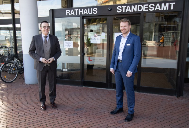 Bürgermeister Prof. Dr. Christoph Landscheidt und Wirtschaftsförderer Andreas Iland vor dem Rathaus