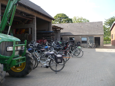 Kamp-Lintforter Landpartie: Fahrräder parken auf einem Bauernhof