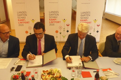 Bürgermeister Christoph Landscheidt und Sparkassenvorstand Dr. Joachim Bonn setzen ihre Unterschriften unter den Vertrag