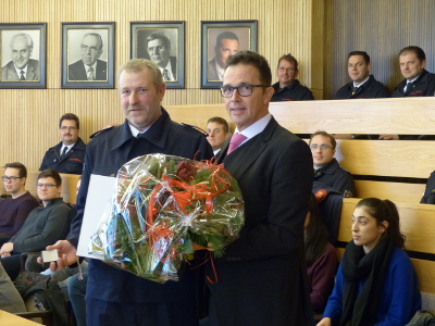 Im Beisein seiner Kameraden wurde Feuerwehrmann Detlef Stevens von Bürgermeister Christoph Landscheidt für 40 Dienstjahre geehrt