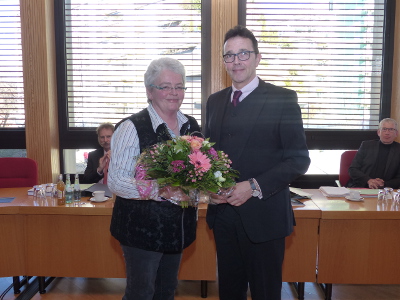 Bürgermeister gratuliert Ulrike Plitt zur neuen Position