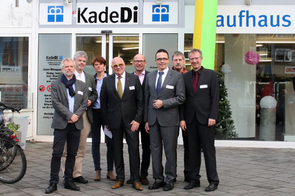 Gruppenfoto bei der Eröffnung des neuen Kaufhauses der Diakonie, KadeDi; Foto: Diakoniewerk Duisburg GmbH