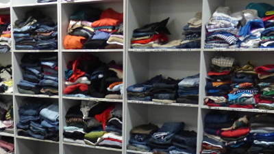 Ein Regal mit gespendeten Kleidungen für die Kleiderkammer