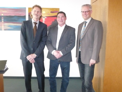 Dezernent Martin Notthoff (links) und Dr. Per Eirik Martiensen (rechts) freuen sich über den Amtsantritt von Jörg Henning (mittig) als neuer Schiedsmann in Kamp-Lintfort
