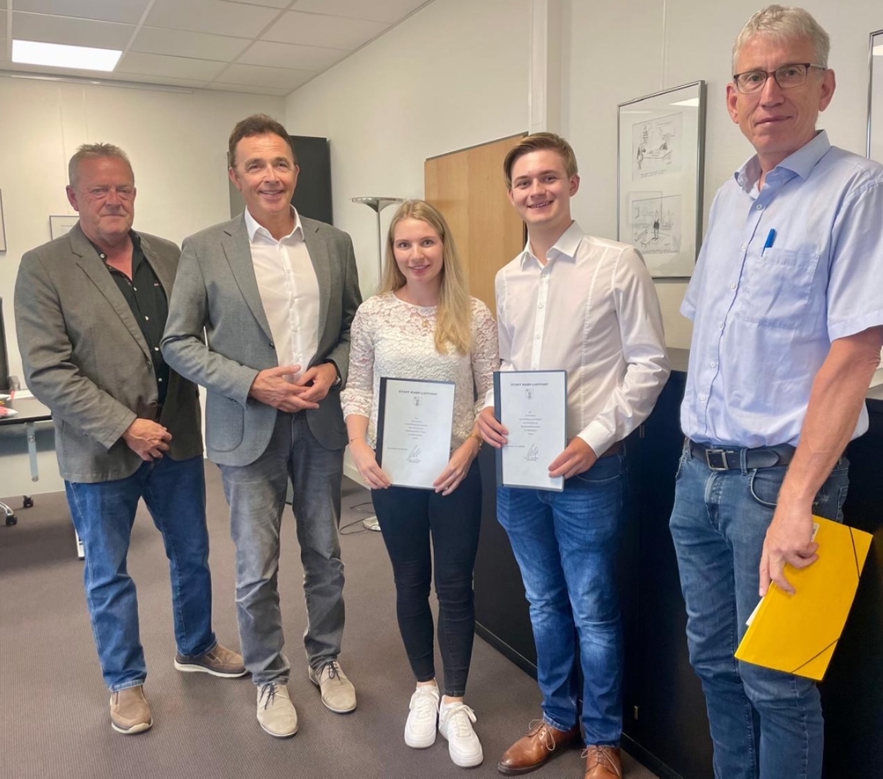 Bürgermeister gratuliert Stadtinspektoren zu herausragenden Prüfungsergebnissen 