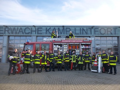 Feuerfehranwärter vor der Wache